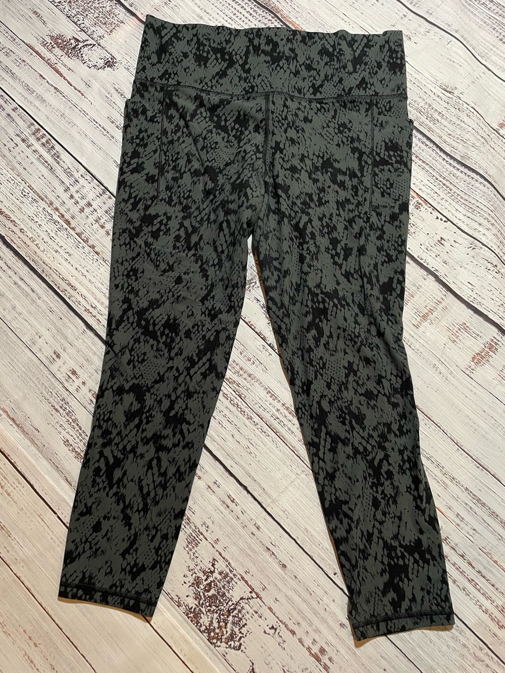 Athleta Salutation Stash Pocket II Printed Leggings. Snake print. Crop. Size L.